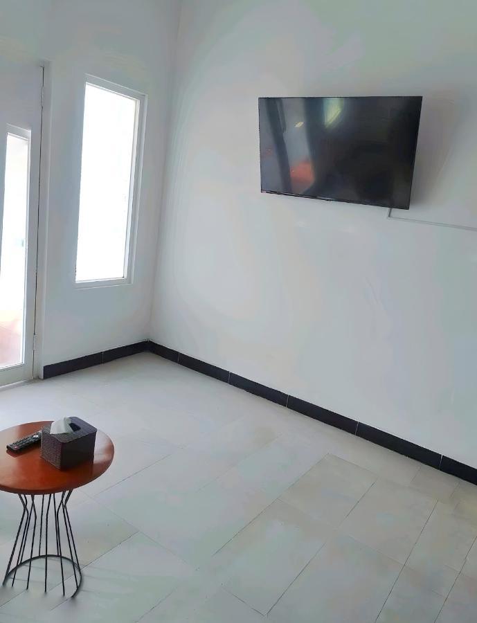 Homestay Omah Putih Bantul Exterior foto